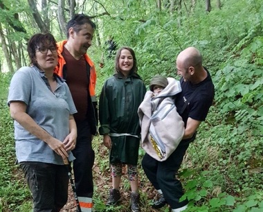 Caraş-Severin: O femeie şi copilul ei de un an şi şase luni, salvaţi dintr-o râpă adâncă de zece metri; apelul la 112 a fost făcut de fiica femeii, în vârstă de 11 ani