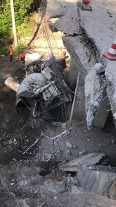 Vâlcea: Un muncitor care lucra la consolidarea unui pod a murit după ce s-a răsturnat cu un utilaj