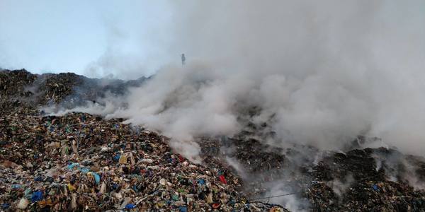 Groapa de gunoi a Clujului arde de 12 ore pe o suprafaţă de 3500 de metri pătraţi, fiind cel mai mare incendiu de aici din acest an - FOTO