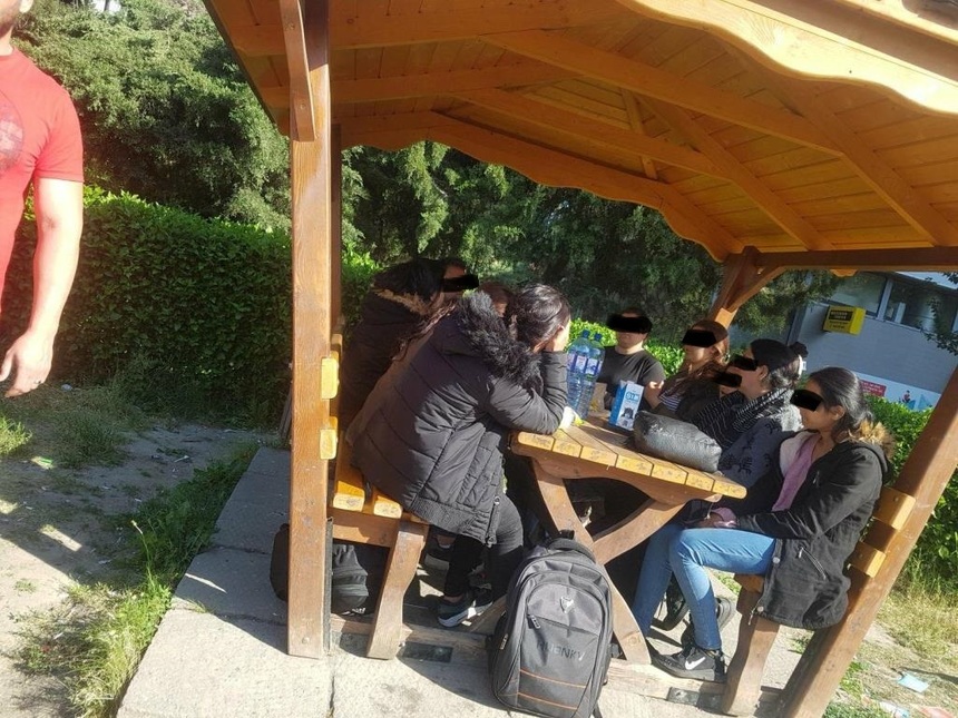 Timişoara: Grup de zece migranţi depistat de poliţiştii locali în Complexul Studenţesc, în timp ce mâncau într-un foişor
