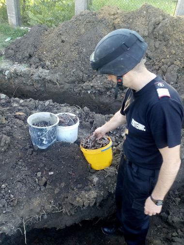 Vrancea: Peste 2.400 de cartuşe de infanterie, descoperite pe terenul unui centru pentru copii. VIDEO
