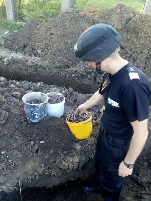 Vrancea: Peste 2.400 de cartuşe de infanterie, descoperite pe terenul unui centru pentru copii. VIDEO