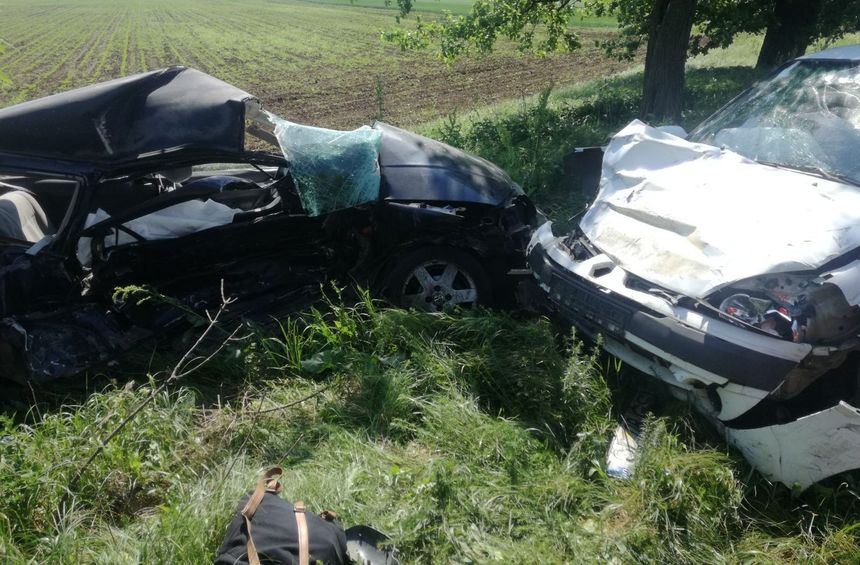 Două autoturisme s-au ciocnit violent pe DN 69 între Arad şi Timişoara, iar o şoferiţă de 20 de ani a murit, în timp ce un bărbat a fost grav rănit