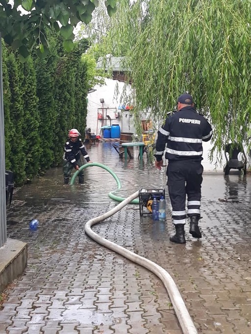 Inundaţii în mai multe zone din Argeş, în urma unei ploi torenţiale. În Piteşti, sistemul de semaforizare a fost întrerupt. VIDEO