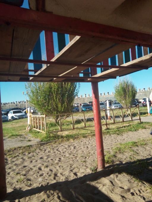 Constanţa: Un copil a căzut printre scândurile structurii unui tobogan, în acelaşi loc de joacă unde anul trecut a avut loc un incident similar
