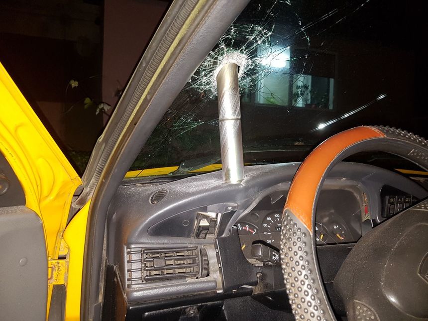 Maşină avariată în Craiova, după ce un obiect cu formă cilindrică a străpuns parbrizul şi s-a înfipt în bord