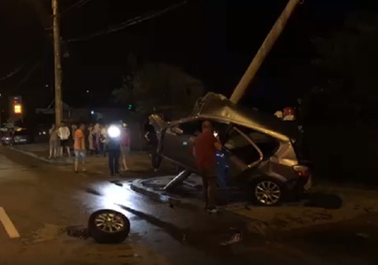 Accident spectaculos la Piteşti - o maşină a rămas suspendată pe un stâlp de electricitate. Şoferul are 21 de ani şi este elev la Şcoala de Poliţie de la Câmpina - VIDEO