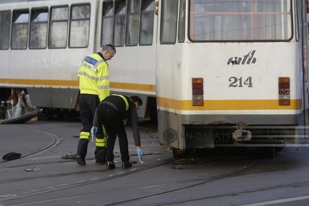 Femeia accidentată de tramvai, în zona Constantin Brâncoveanu din Capitală, a traversat neregulamentar; circulaţia tramvaielor a fost reluată 