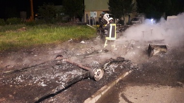 Incendiu provocat acasă la directorul AJOFM Arad, trei rulote de locuit
fiind distruse; un suspect care locuia în chirie a fost audiat