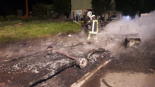Incendiu provocat acasă la directorul AJOFM Arad, trei rulote de locuit
fiind distruse; un suspect care locuia în chirie a fost audiat