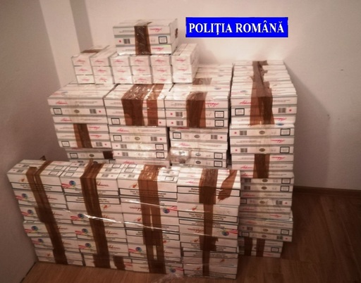 Poliţiştii au ridicat peste 560.000 de ţigări şi peste două tone de tutun, în urma percheziţiilor făcute într-un dosar de contrabandă; 12 persoane au fost duse la audieri