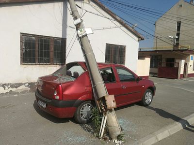Sibiu: Maşină avariată de un stâlp de electricitate doborât de utilajul folosit la ridicarea autoturismelor parcate ilegal. FOTO