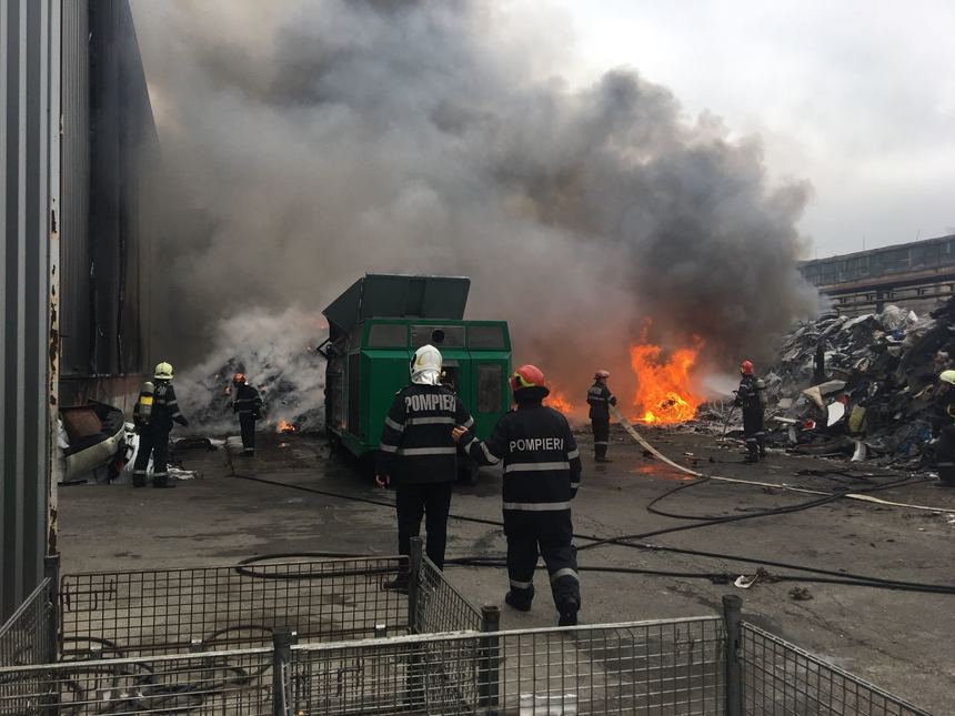 Prahova: Incendiu violent la un depozit de materiale plastice, fiind cuprinse aproximativ 50 de tone de deşeuri. VIDEO