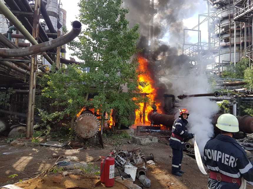 Incendiu pe platforma fostei rafinării Astra din Ploieşti. VIDEO