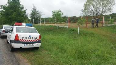 Arad: Preotul găsit împuşcat în cap nu era deţinător de armă de vânătoare, iar poliţişti caută proprietarul celei găsite lângă cadavru