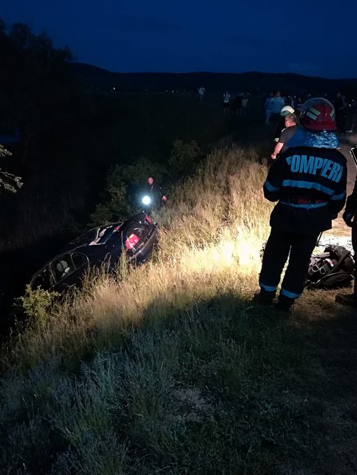 Arad: Două tinere, în stare critică după ce au căzut cu maşina într-un lac, în timp ce doi bărbaţi s-au salvat, reuşins să iasă din apă. FOTO