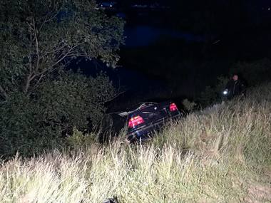 Arad: Cele două tinere care au căzut cu maşina într-un lac au murit la spital