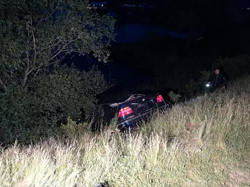 Arad: Cele două tinere care au căzut cu maşina într-un lac au murit la spital