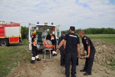 Ialomiţa: Intervenţie a pompierilor pentru scoaterea dintr-un canal a unui bărbat care a rămas blocat în noroi; pentru că nu l-a văzut nimeni, omul şi-a petrecut noaptea în canal. VIDEO
