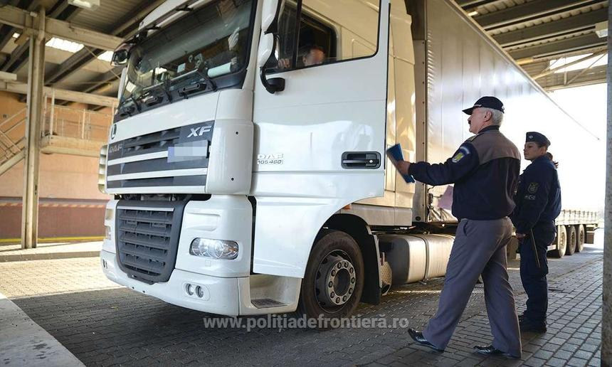 Aglomeraţie de camioane la graniţa cu Ungaria; de luni seară şi până marţi dimineaţă s-au făcut formalităţile pentru peste 2.700 de automarfare