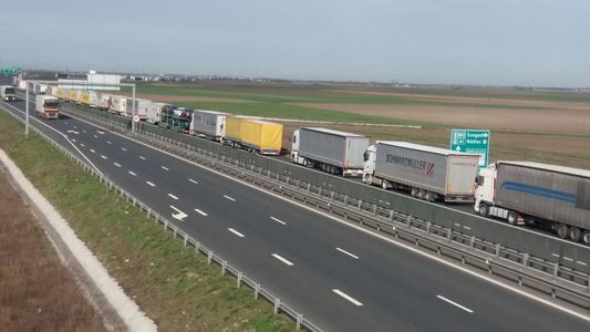 Coloane de camioane la toate punctele de frontieră cu Ungaria, unde se aşteaptă până la şase ore pentru ieşirea din România