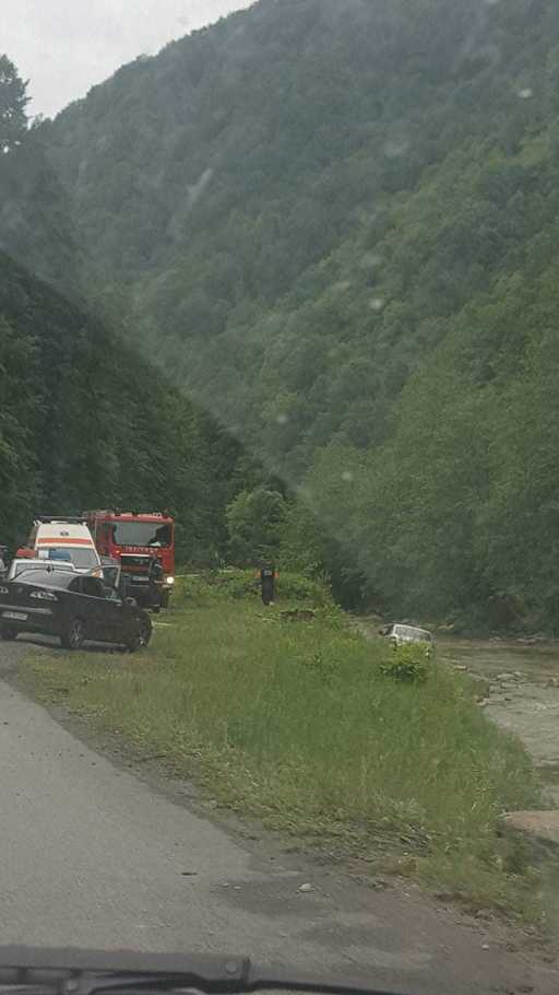 Bistriţa-Năsăud: Două persoane, rănite după ce au căzut cu maşina în râul Sălăuţa