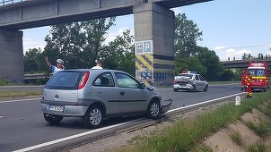 Prahova: Un bărbat ameninţă că se aruncă de pe o pasarelă. Maşina cu care poliţiştii au venit la intervenţie, lovită de un şofer neatent - FOTO, VIDEO