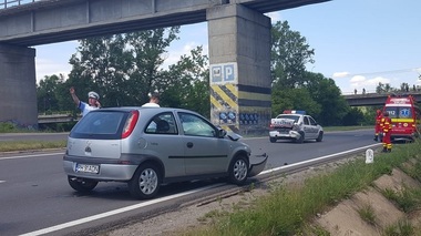 Prahova: Un bărbat ameninţă că se aruncă de pe o pasarelă. Maşina cu care poliţiştii au venit la intervenţie, lovită de un şofer neatent - FOTO, VIDEO