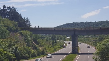Bărbatul care ameninţa că se sinucide aruncându-se de pe o pasarelă pe DN1 a coborât şi va fi supus unui control psihiatric