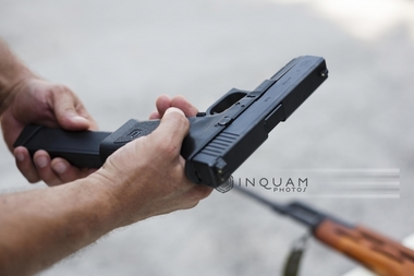 Galaţi: Un tânăr care a ameninţat ca va împuşca un bărbat este cercetat penal; el a fost prins în trafic cu elemente de muniţie, iar acasă avea două pistoale

