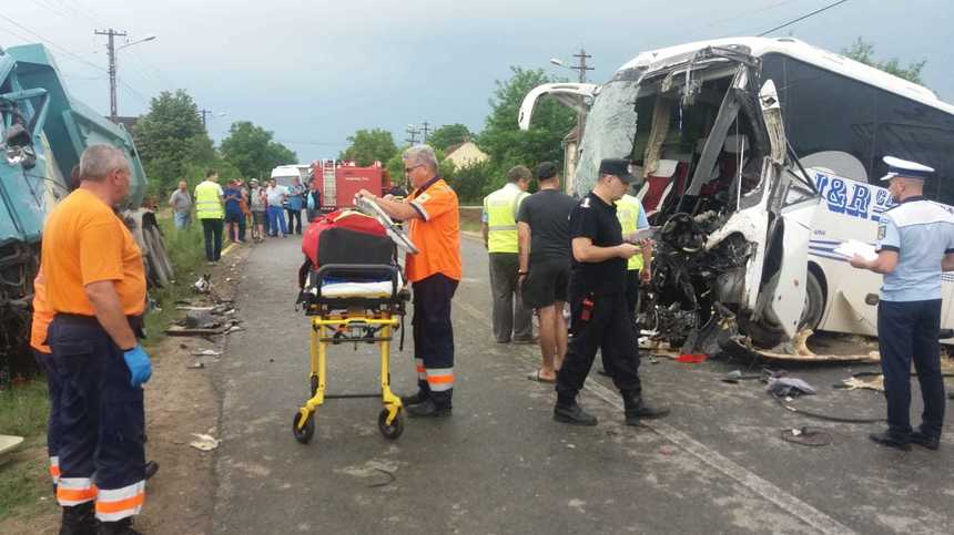 Arad: Patru persoane au fost rănite în urma unui accident în care a fost implicat un autobuz cu călători. FOTO