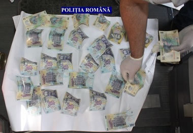 Doi bărbaţi care au furat 7000 de lei de la un bătrân imobilizat la pat pe care l-au şi bătut, arestaţi preventiv
