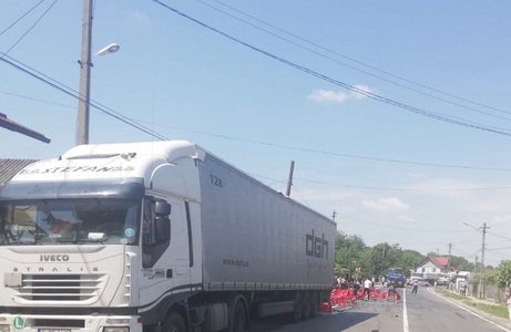 Drum naţional blocat după ce încărcătura unui camion cu bere a căzut pe carosabil - FOTO