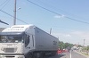Drum naţional blocat după ce încărcătura unui camion cu bere a căzut pe carosabil - FOTO