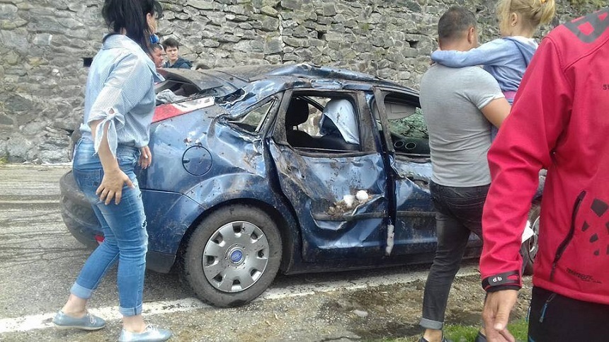 UPDATE - Două maşini au fost surprinse de o cădere masivă de pietre pe Transfăgărăşan, o femeie fiind rănită. Incidentul a avut loc în zona închisă circulaţiei - FOTO, VIDEO