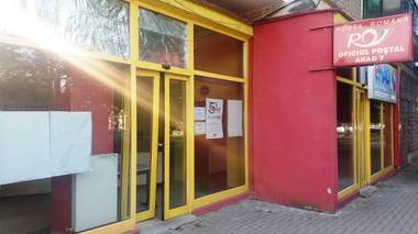Oficiu poştal din Arad, spart de hoţi, care au furat colete cu produse comandate pe internet - FOTO