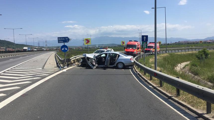 Accident pe Autostrada Sibiu - Orăştie: Trei persoane au fost rănite, după ce maşina în care se aflau a lovit glisiera metalică
