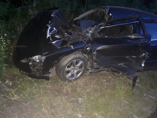 Dâmboviţa: Autoturism lovit de tren la o trecere la nivel cu calea ferată - două persoane au fost rănite  - FOTO, VIDEO