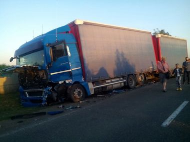 Suceava: O tânără de 18 ani a murit şi un tânăr de 19 ani a fost grav rănit după ce maşina în care se aflau s-a izbit de un TIR - FOTO

