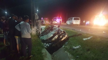 Argeş: Un mort şi doi răniţi grav după ce un autoturism s-a ciocnit cu un autobuz