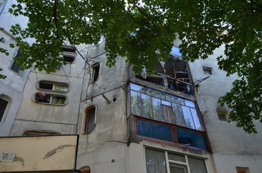Explozie urmată de un incendiu într-un bloc din municipiul Brăila; un bătrân a fost rănit