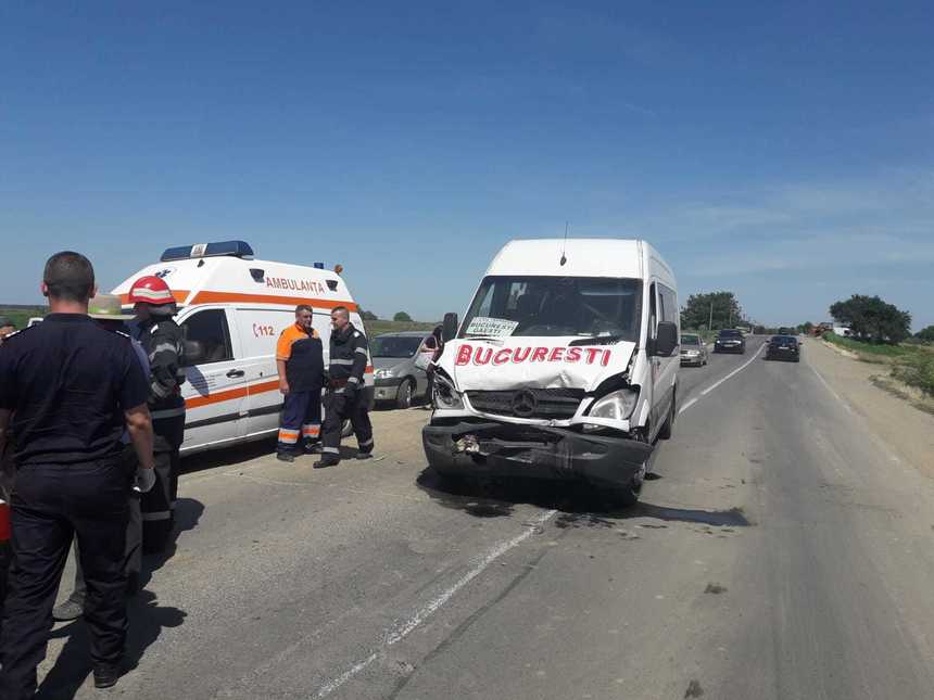 Dâmboviţa: Trei răniţi într-un accident în care a fost implicat în microbuz cu 20 de pasageri