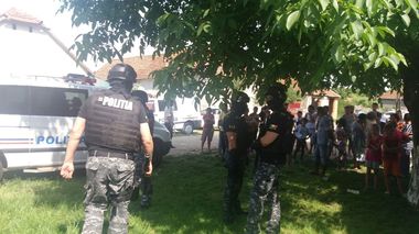 Arad: Adolescentă de 16 ani ucisă de iubitul său de 19 ani, care a înjunghiat-o în gât 
