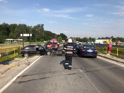 Dâmboviţa: Traficul rutier este oprit pe DN7, în urma unui accident cu trei autoturisme, o persoană fiind grav rănită