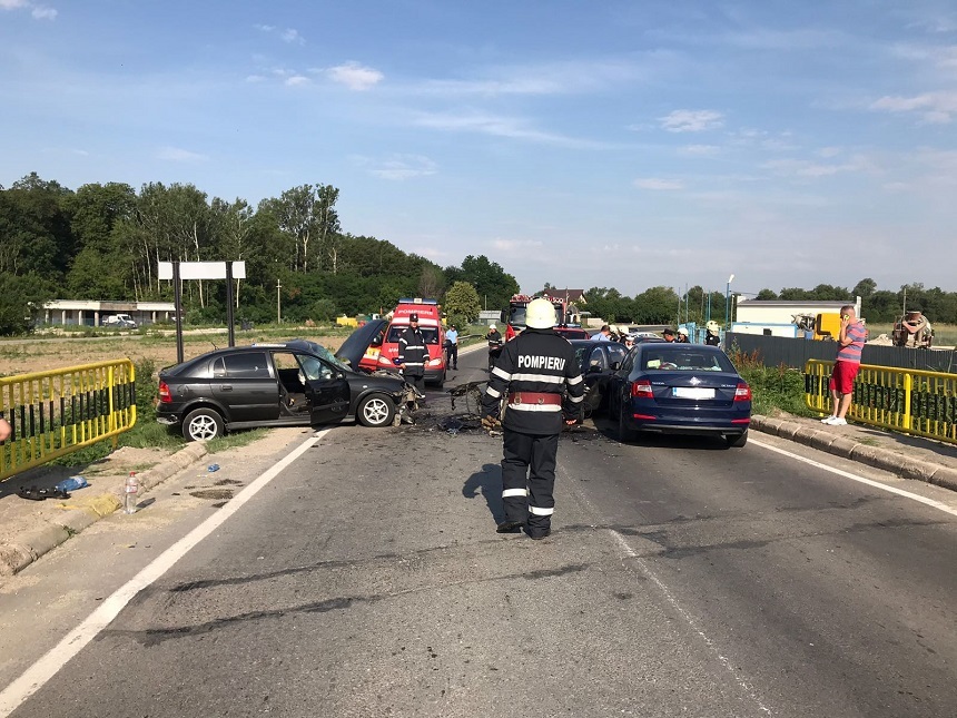 Dâmboviţa: Traficul rutier este oprit pe DN7, în urma unui accident cu trei autoturisme, o persoană fiind grav rănită