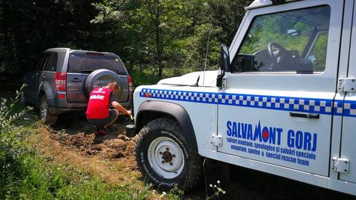 Salvamontiştii din Gorj intervin pentru acordarea primului ajutor unui turist care s-a accidentat în timp ce se deplasa cu bicicleta; anterior, o familie cu doi copii a fost salvată de pe un drum de munte