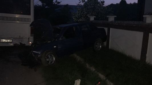 Dâmboviţa: Accident provocat de un tânăr fără permis, băut, care a sustras maşina bunicului său; două persoane au fost rănite