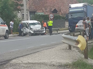 Braşov: Şofer mort după ce a pierdut controlul volanului şi a intrat pe contrasens, izbindu-se de un autocamion
