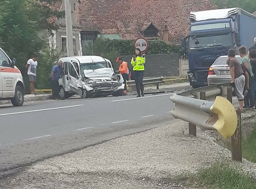 Braşov: Şofer mort după ce a pierdut controlul volanului şi a intrat pe contrasens, izbindu-se de un autocamion