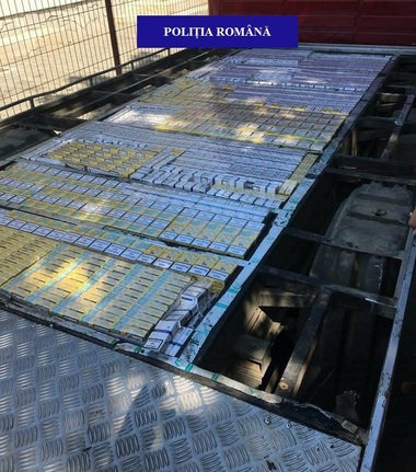 Autoutilitară care transporta peste 160.000 de ţigarete nemarcate, depistată în trafic de poliţiştii din Bihor